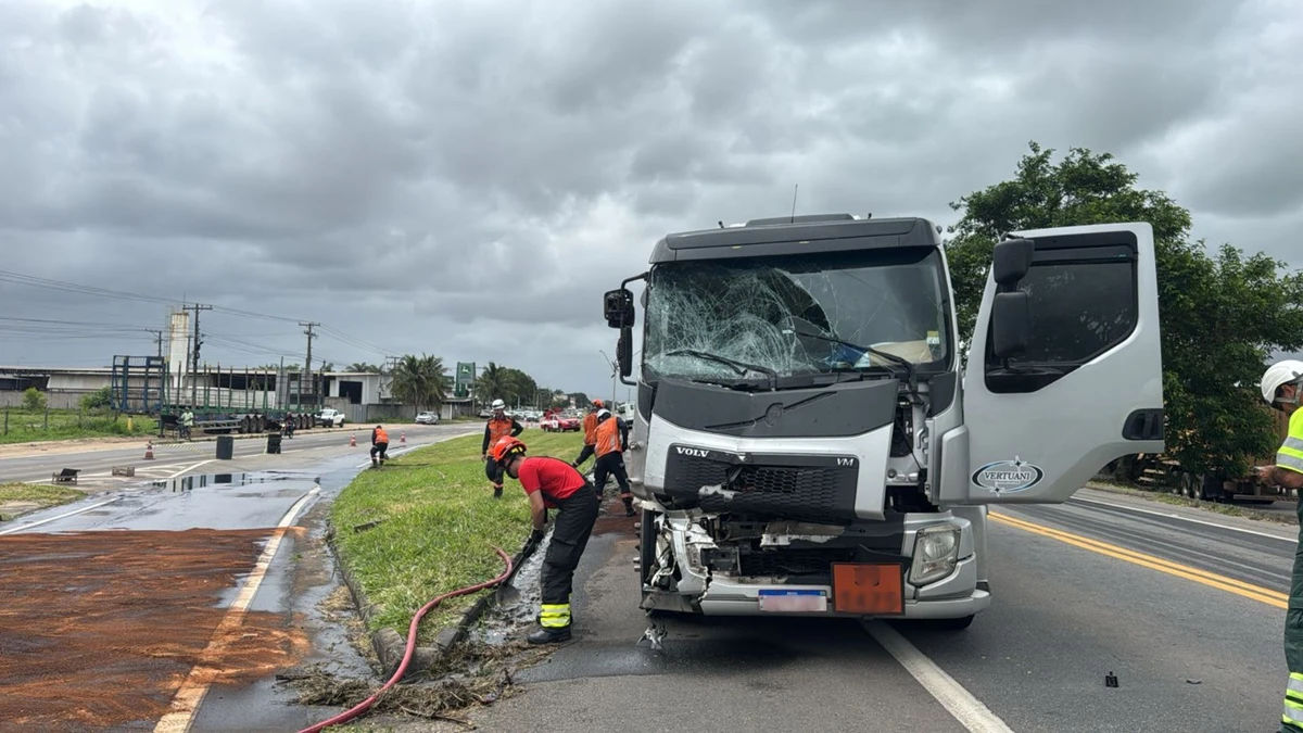 Colisão entre caminhões deixa motorista ferido e causa vazamento de óleo diesel na BR-101, em Linhares