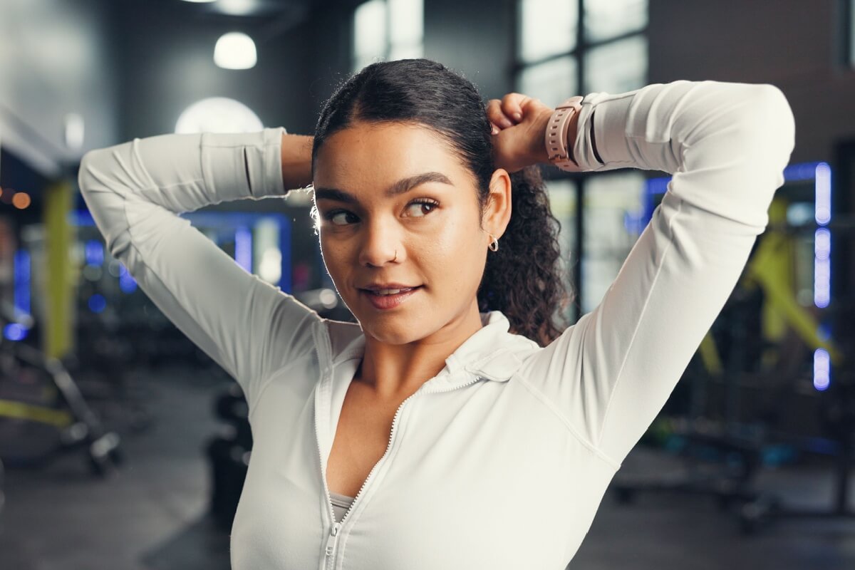 Adotar cuidados antes e após o treino ajuda a manter os cabelos saudáveis (Imagem: PeopleImages | Shutterstock)