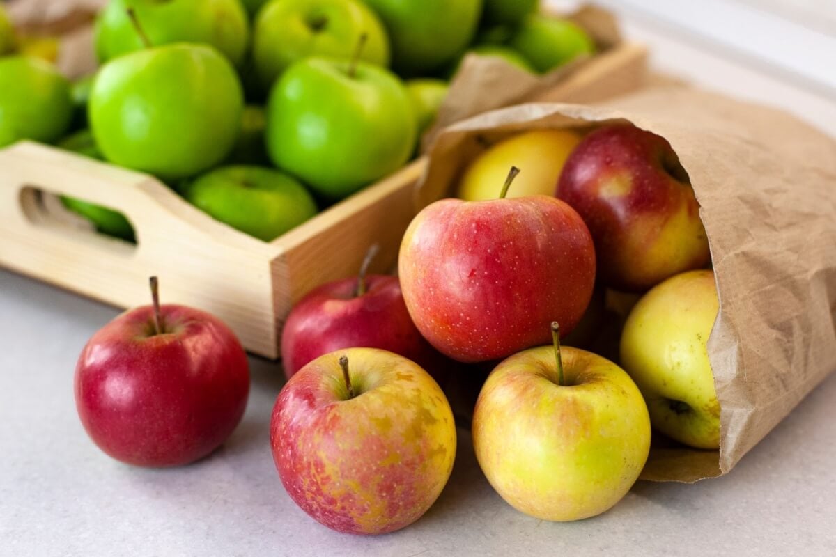 Cada tipo de maçã pode ser apreciado de uma maneira (Imagem: Alex Desanshe | Shutterstock)