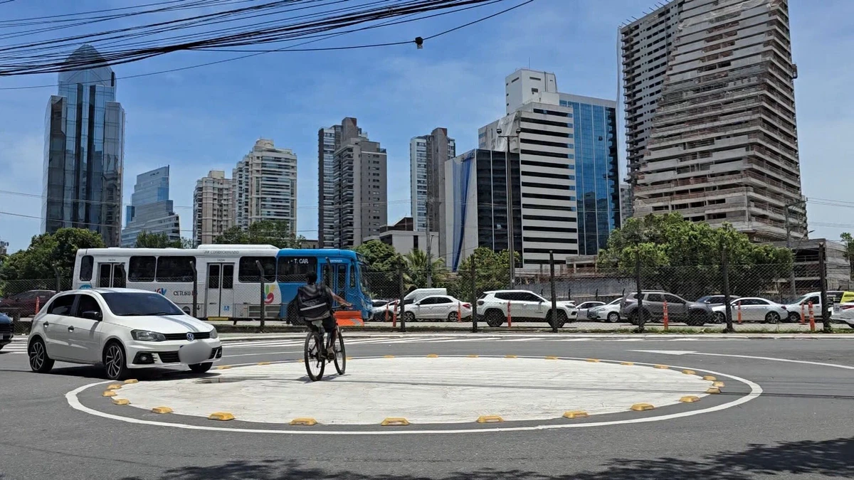 Motorista passa por cima de ilha e quase atropela ciclista na Enseada do Suá, em Vitória