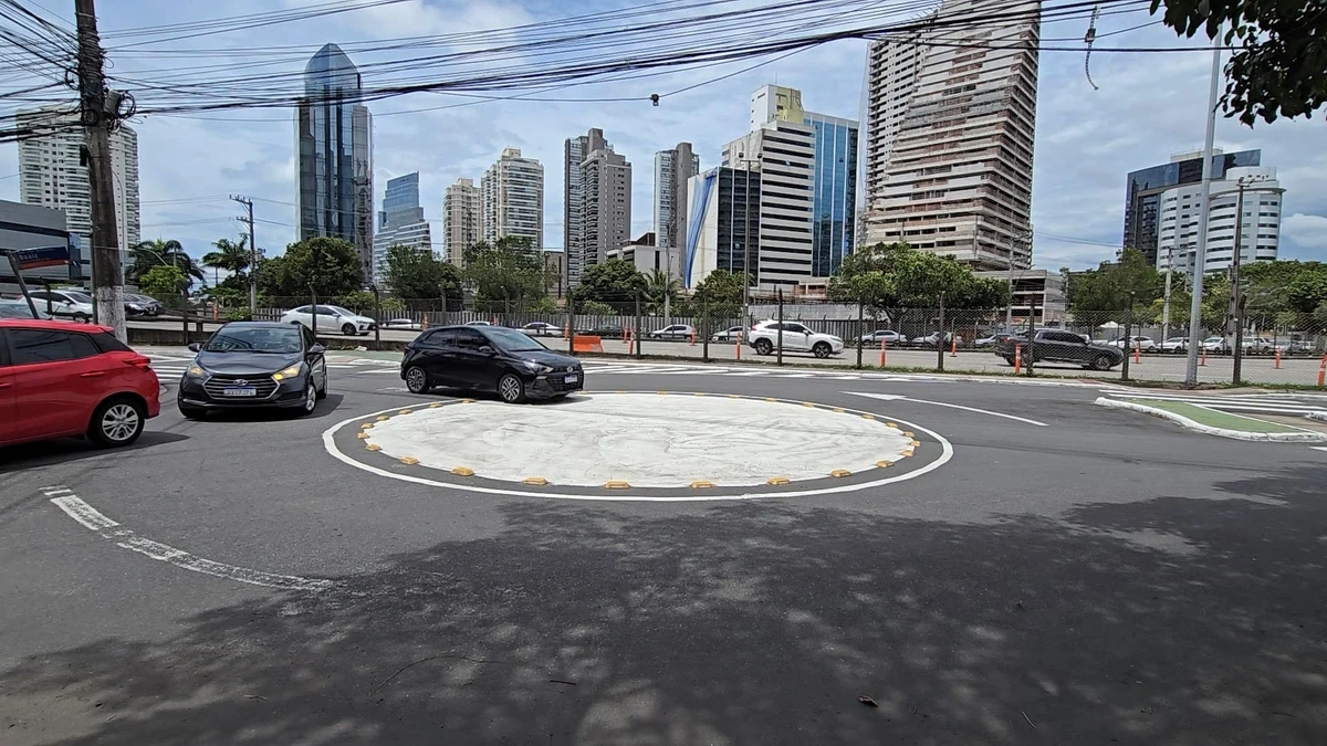 Motorista passa por cima de ilha na Enseada do Suá, em Vitória; infração considerada gravíssima