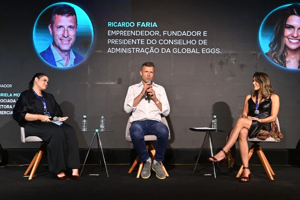 Ricardo Faria (no centro), participa de evento realizado pelo Instituto Líderes do Amanhã, em Vitória