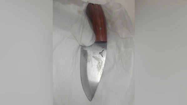 Testemunhas relataram à polícia que a discussão teria sido motivada por ciúmes; o suspeito de cometer o crime foi localizado e detido