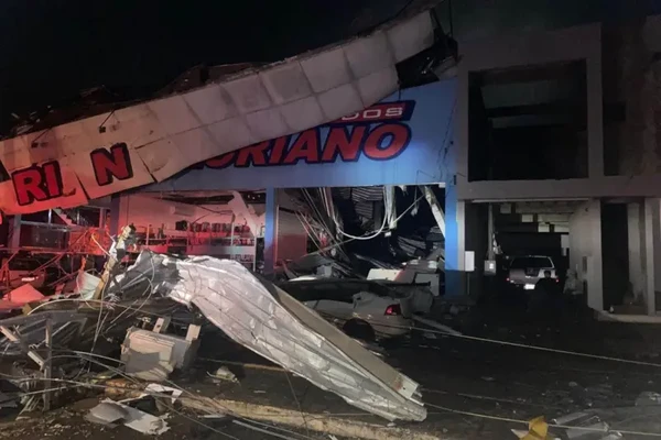 A passagem de um tornado na tarde desta sexta-feira (7/11) arrasou parte do município de Rio Bonito do Iguaçu, no interior do Paraná. 