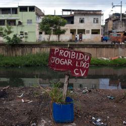 Regras impostas pela facção a moradores abrangem desde serviços como internet a relacionamentos amorosos, vocabulário e roupas que podem ou não ser usadas.