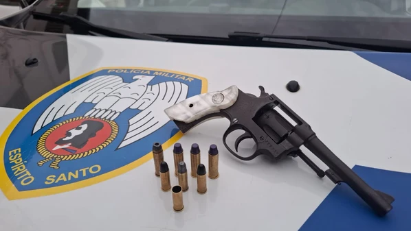 Homem de 39 anos se envolveu em uma confusão no trânsito, agrediu outro motorista e atirou em via pública; ele foi autuado e encaminhado a presídio