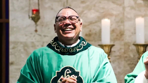 O religioso participava de um encontro na residência de familiares quando a estrutura desabou; as causas do desabamento ainda estão sendo investigadas