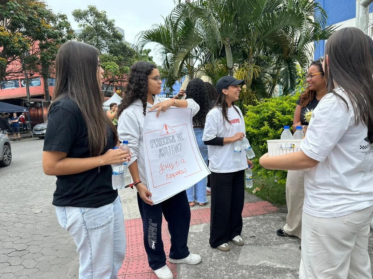 Ação da Igreja Batista Árvore da Vida em Jardim Camburi no primeiro dia de prova do Enem