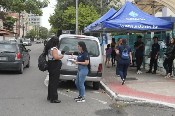 Apenas 06 pessoas estão na Estácio de Sá, em Jardim Camburi. Portões abrem 12 h.