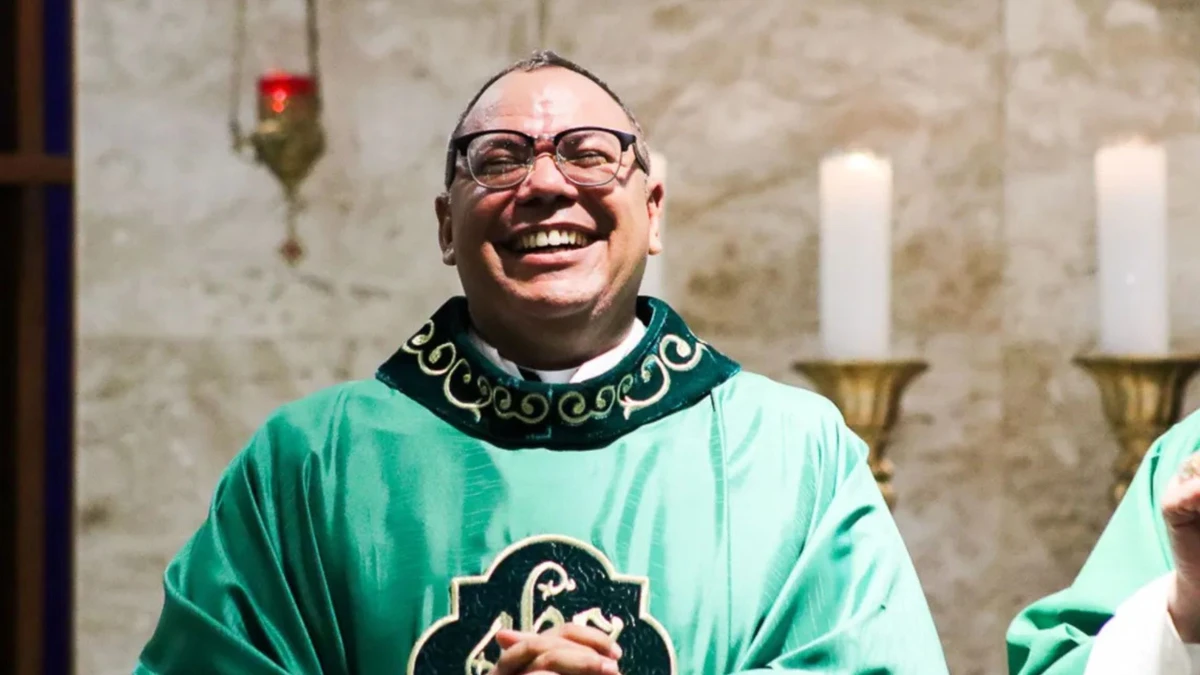 Carlos Augusto da Cruz Silva, de 45 anos, atuava como Vigário Episcopal para o Serviço da Caridade e era pároco da Paróquia Santos Cosme e Damião