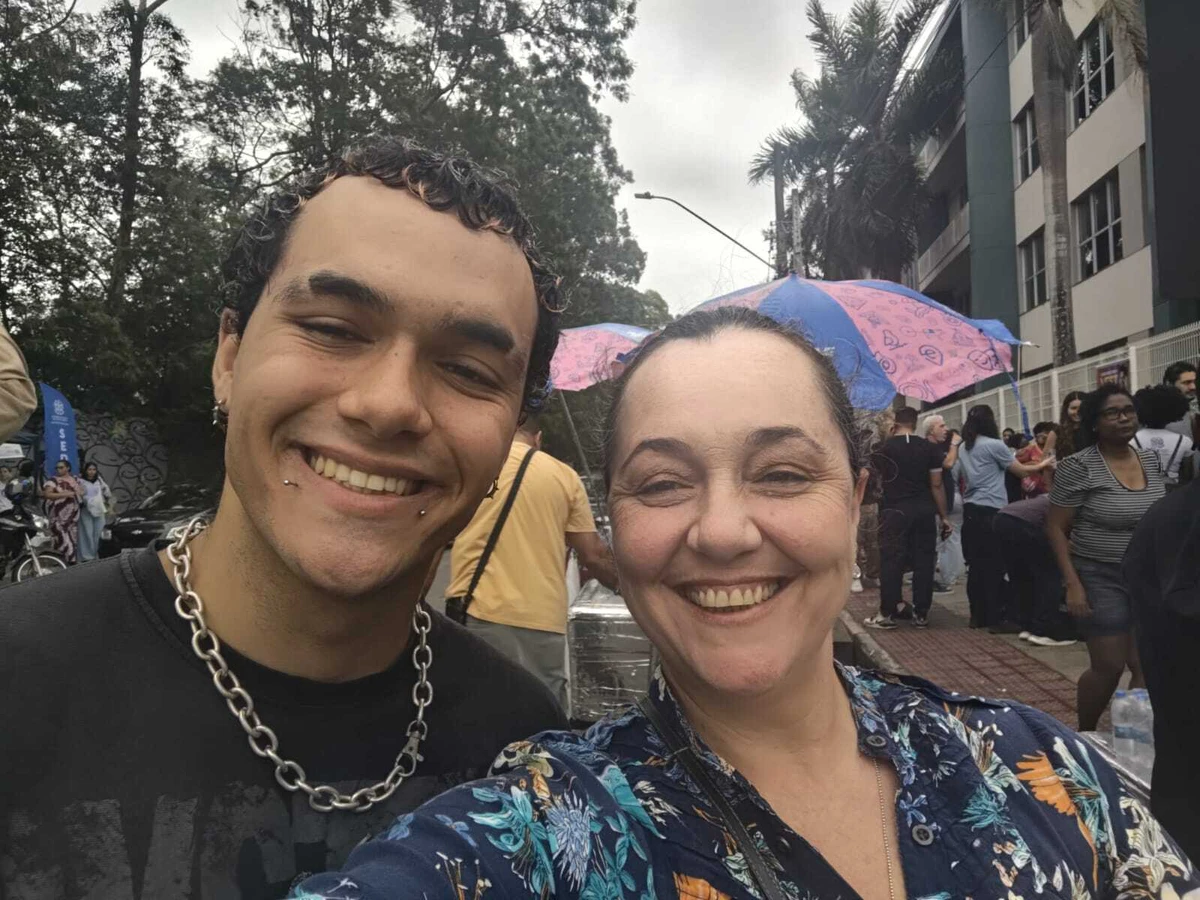 Cintia e Gabriel no primeiro dia do ENEM 2025