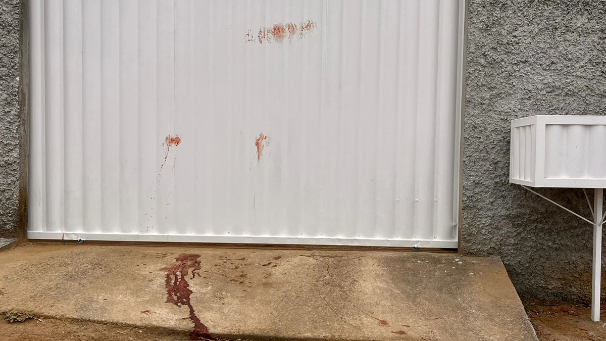 Entrada da casa onde Rayana Bittencourt de Oliveira Rios da Silva, de 33 anos, foi morta