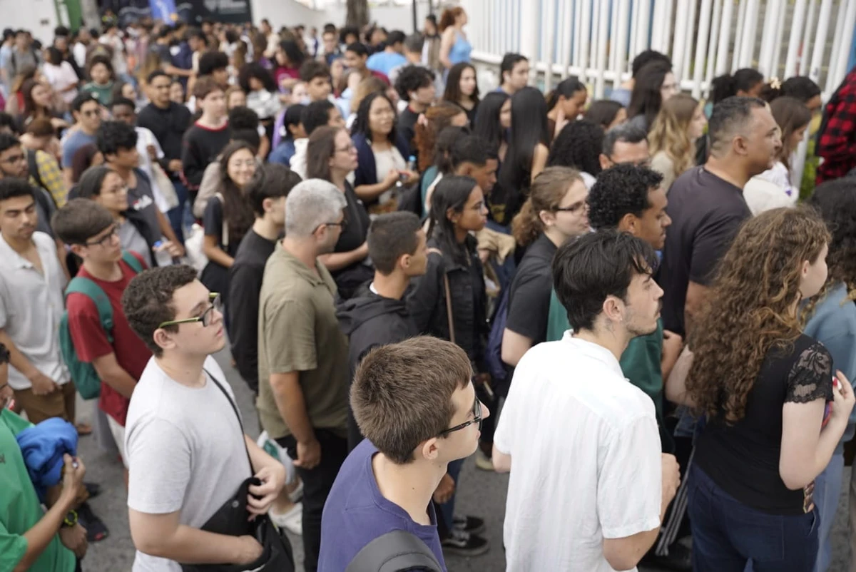 Multidão em frente ao centro universitário Faesa.