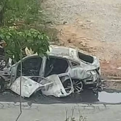 Dupla em uma moto teria tentado assaltar motorista do Porsche, quando Mercedes que vinha atrás os atingiu. Mercedes e motocicleta bateram em parede e pegaram fogo