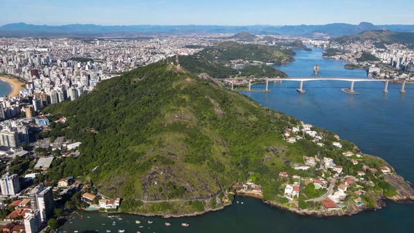 Área de quase 252 mil metros quadrados é alvo de impasse entre a Prefeitura de Vila Velha, que realiza obras no local para fins turísticos, e os proprietários