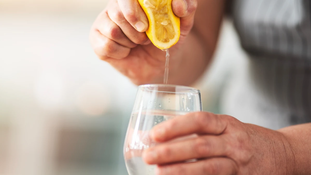 beber-agua-com-limao