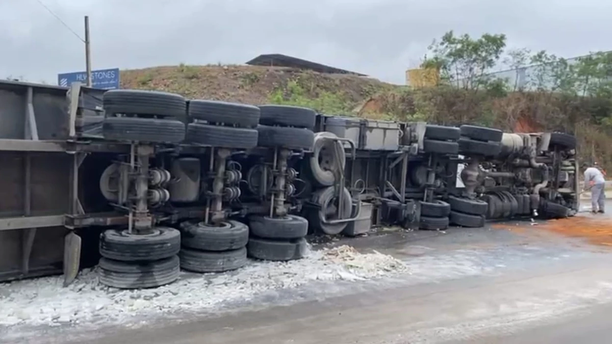 Caminhão carregado com chapas de granito tomba em Cachoeiro