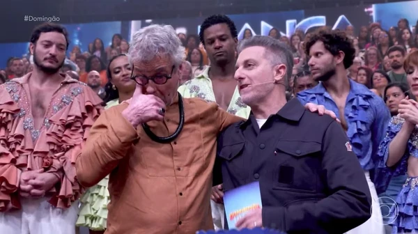 Carlinhos de Jesus recebe homenagem de Luciano Huck ao voltar a dançar depois de cinco meses de tratamento contra doença autoimune. 