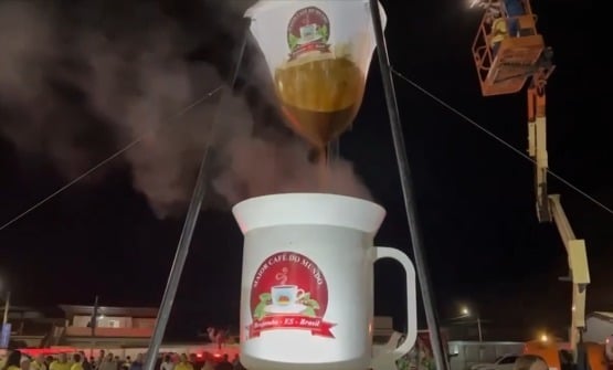 Coagem de café gigante foi realizada durante festa em Brejetuba 