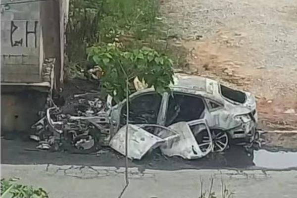 Dupla em uma moto teria tentado assaltar motorista de Porsche, quando Mercedes que vinha atrás os atingiu. Carro e motocicleta bateram em parede e pegaram fogo