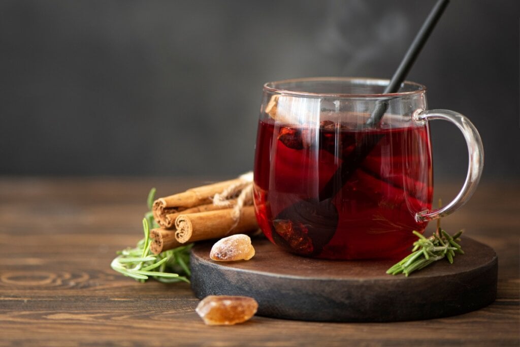 Chá de hibisco com canela (Imagem: Gagarova Olga | Shutterstock)