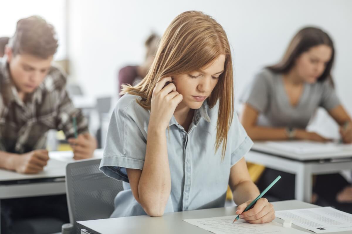 É possível controlar a ansiedade para o segundo dia do Enem (Imagem: LStockStudio | Shutterstock)