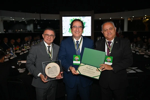 Luiz Cláudio Allemand com o Desembargador Altair de Lemos (Tribunal de Justiça do Rio Grande do Sul e presidente do Colégio Nacional de Ouvidores de Justiça – COJUD) e do Desembargador Abraham Peixoto Campos Filhos