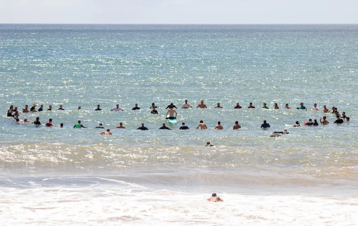 Foto mostra homenagem realizada ao mar, nesta manhã de sábado (16), por surfistas na Praia d'Ulé a Ricardo Guimarães, que morreu na segunda-feira (11)