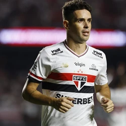 Ainda segundo o clube tricolor, ele está "clinicamente bem e estável" e nesta sexta (14) "realizará estudo eletrofisiológico"