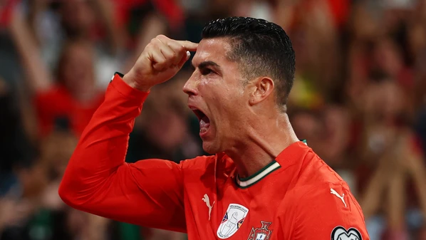 O cartão vermelho por agressão na derrota para a Irlanda, nesta quinta-feira (13), pode ser resultar em uma suspensão de ao menos três partidas de acordo com o regulamento da FIFA