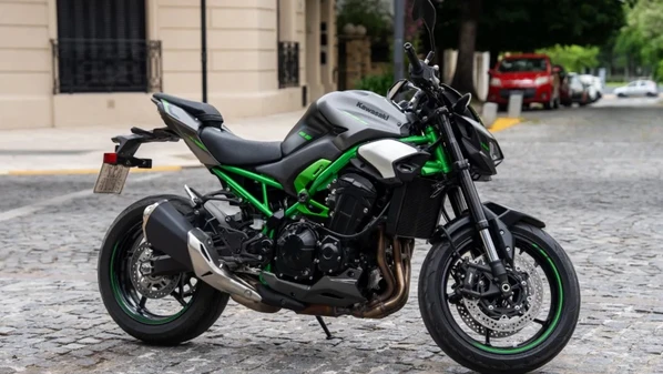 A nova versão tem melhorias significativas como torque aumentado, pilotagem mais ágil e pacote eletrônico com o primeiro sistema de navegação
curva a curva da marca