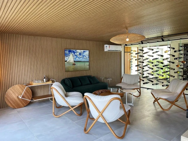 A madeira, que é um elemento atemporal, está sendo usada de forma cada vez mais variada, como em papéis de parede e teto