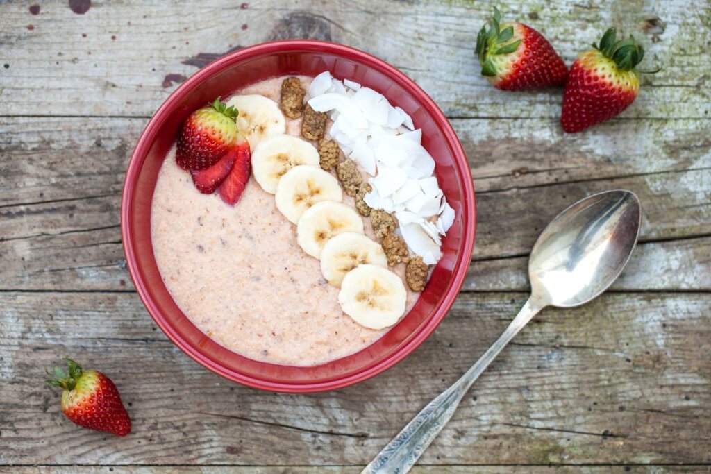 Mingau de aveia com morango (Imagem: JRP Studio | Shutterstock)
