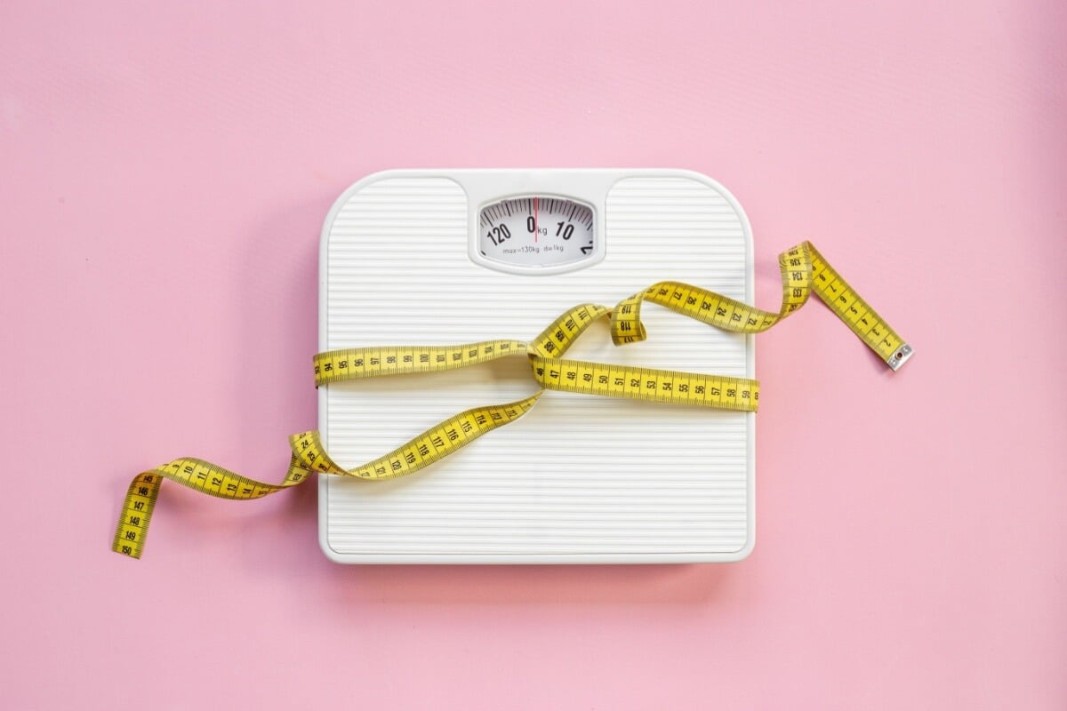 O DNA pode influenciar, mas não determina o ganho de peso (Imagem: 9dream studio | Shutterstock)