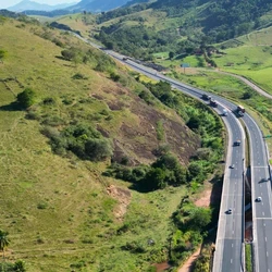 Ecovias Capixaba coordena um trabalho conjunto entre engenharia, controle operacional e segurança do trabalho para garantir fluidez e proteção a quem trafega pela rodovia