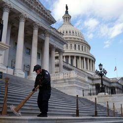 Na Câmara dos Representantes, o texto foi aprovado por 222 votos contra 209. No fim de janeiro, financiamento da administração federal precisará ser revisto.