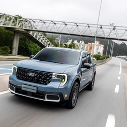 A picape híbrida intermediária passa a ter sistema AWD automático, embarca novas tecnologias no interior e mantém o mesmo preço da versão topo de linha Tremor