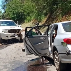 O condutor da caminhonete contou para os policiais que a mulher teria invadido a contramão; a motorista não tem CNH, segundo a Polícia Militar