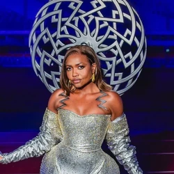 Cantora vestiu look da designer Mayari Jubini no show de abertura da COP30, realizado em 2024, em Belém