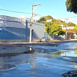 Cesan enviou técnicos ao local na manhã desta quarta-feira (12); vazamento começou na terça-feira (11) e se agravou durante a madrugada