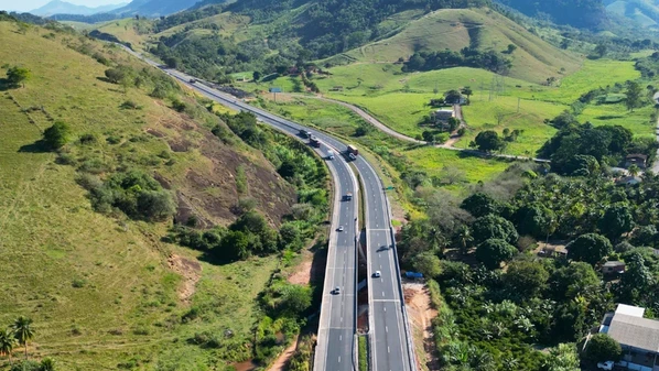 Segundo a Polícia Rodoviária Federal, uma das pistas foi liberada por volta das 11h30