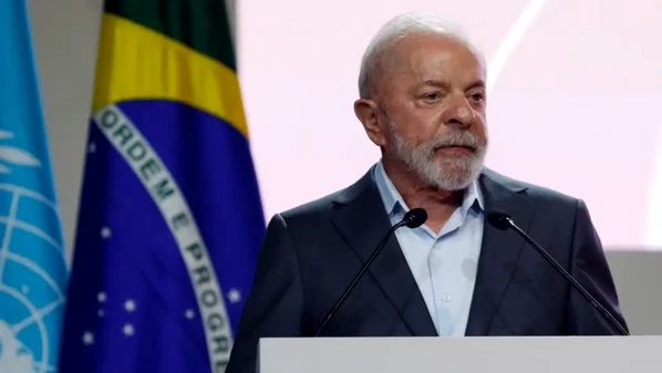 Lula se reuniu com a ministra Anielle Franco (Igualdade Racial) nesta quinta no Palácio da Alvorada e assinou os documentos numa cerimônia fechada