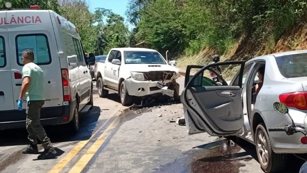 O condutor da caminhonete contou para os policiais que a mulher teria invadido a contramão; a motorista não tem CNH, segundo a Polícia Militar
