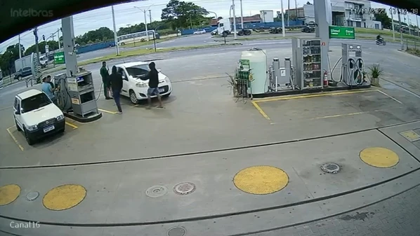 Dupla de adolescentes rendeu frentistas e clientes e levou R$ 1.200 do caixa do estabelecimento e pertences das vítimas; crime aconteceu na tarde de terça-feira (11)