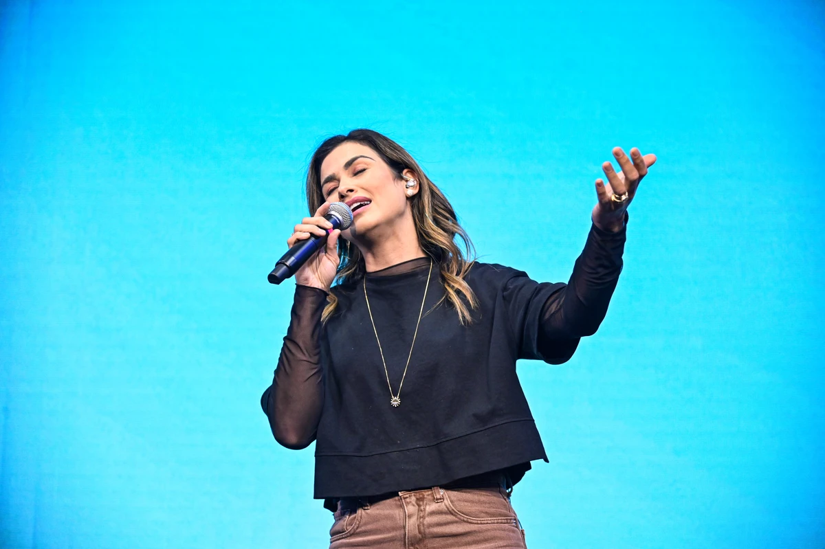 A cantora Bruna Olly fez o show de encerramento do evento da TV Globo por Arthur Louzada