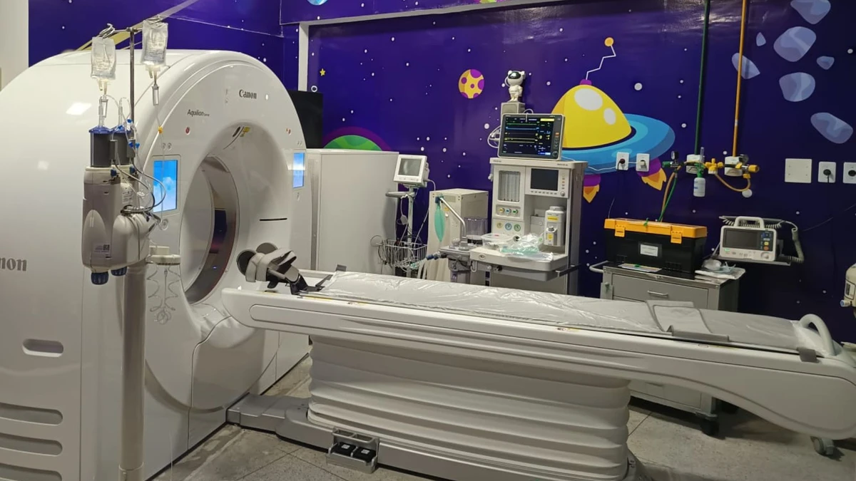 A sala do tomógrafo também foi projetada para acolher o público infantil, com ambientação lúdica inspirada no espaço