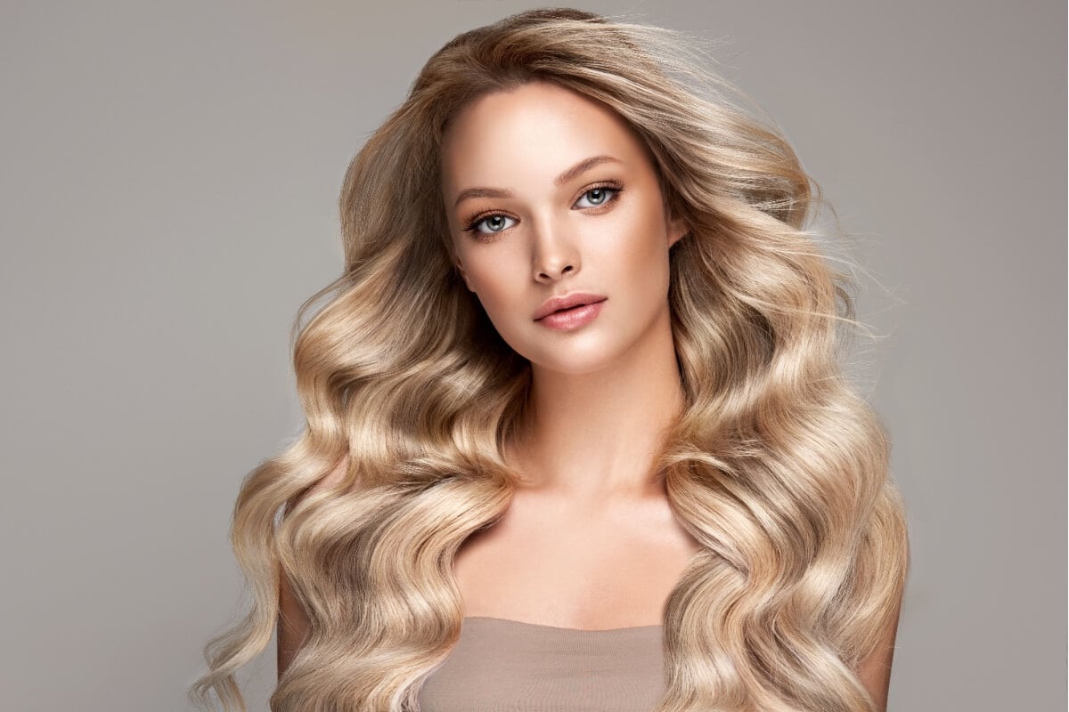 Cabelos com movimento, cortes leves e cores sofisticadas são tendências para o fim do ano (Imagem: Sofia Zhuravetc | Shutterstock)