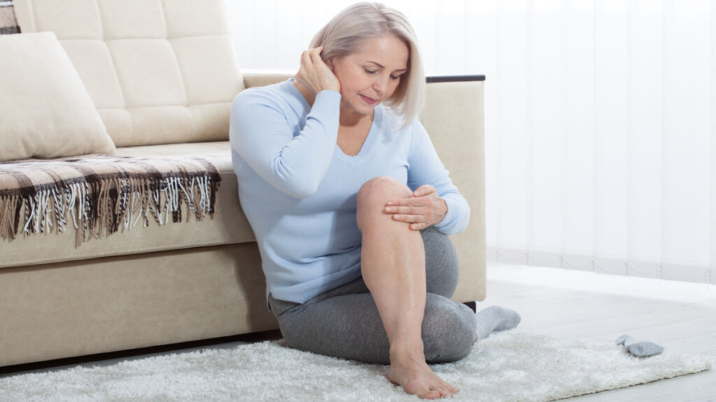 Inchaço recorrente no joelho pode indicar necessidade de ressonância para investigar a estrutura articular (Imagem: Prostock-studio | Shutterstock)