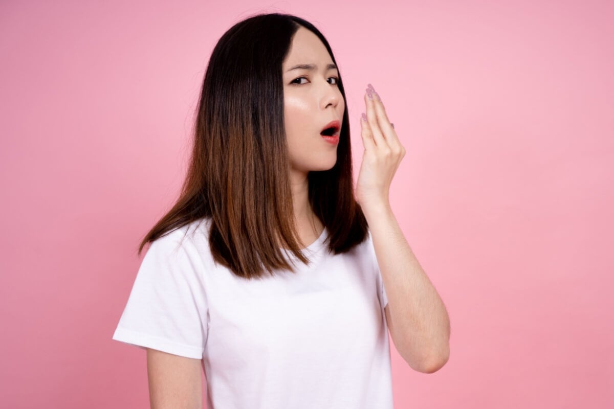 O mau hálito pode indicar muito mais do que a falta de higiene bucal (Imagem: PBXStudio | Shutterstock)