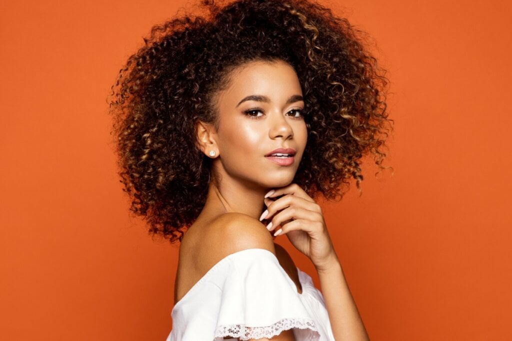 Ondas e cachos fazem parte do novo conceito de beleza (Imagem: kiuikson | Shutterstock) 